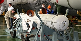 Rettungsraketen- bzw. Fluchtturm vor der Montage auf der Rakete mit Sojus-MS 10
(Bild: Roskosmos)