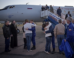 Alexej Owtschinin und Nick Hague begrüßen Familienmitglieder am Flughafen Krayniy
(Bild: NASA / Bill Ingalls)