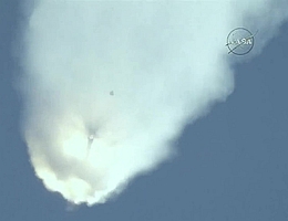 CRS-7: Das Zerlegen der Rakete hat begonnen.
(Bild: NASA Webcast)