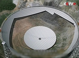 dreieckige Reflektormodule bilden die "Antennenschüssel"
(Bild: CCTV)