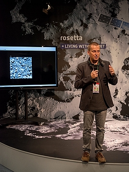 Holger Sierks, Projektverantwortlicher des OSIRIS-Kamerasystems präsentiert die letzten Aufnahmen, welche Rosetta vom Kometen 67P angefertigt hat.
(Bild: Arno Hecker, Raumfahrer.net)