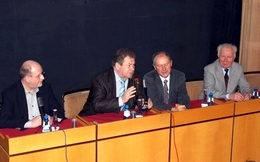 Am Podium: Torsten Gemsa, Wladimir Kowaljonok, Ulrich Unger und Sigmund Jähn (Bild: Kirsten Müller)