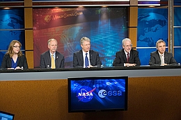 Bild von der Pressekonferenz am Mittwoch. Dabei zu sehen (v.l.n.r.): Moderatorin Brani Dean, William Gerstenmaier, Thomas Reiter, Mark Geyer und Bernando Patti.
(Bild: NASA)