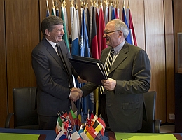 Jean-Jacques Dordain, der Generaldirektor der ESA (rechts im Bild), und Wladimir Popowkin, der Leiter von Roskosmos, unterzeichneten am 14. März 2013 einen Vertrag zur Kooperation bei der Durchführung der Mission ExoMars.
(Bild: ESA)
