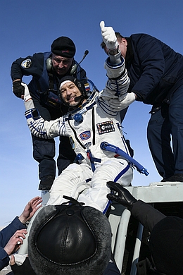 Luca Parmitano beim Verlassen der Sojus-MS 13. (Bild: ESA - M. Pedoussaut)