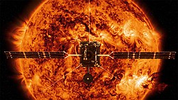 Künstlerische Darstellung von Solar Orbiter vor der glühenden Sonne
(Bild: Spacecraft: ESA/ATG medialab; Sun; NASA/SDO/P. Testa (CfA))