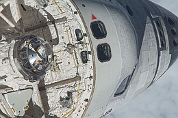 Orbiter Atlantis mit ISS-Kopplungsadapter am STS-135-Flugtag 3. (Bild: NASA)