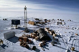 Das Amanda-Projekt macht sich tief in der Antarktis auf der Suche nach Neutrinos, die bereits einmal quer durch den Erdball geflogen sind. (Bild: UW-Madison University /Robert Morse)