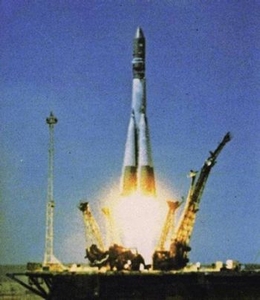 Trägerrakete Wostok beim Start
(Bildquelle unbekannt, vermutlich sowjetische Raumfahrt- oder Presseagentur)