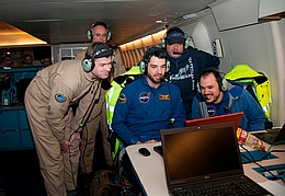 Die ersten Daten der Bedeckung erscheinen auf dem Bildschirm. Das SOFIA-Team ist sichtlich zufrieden. Von links nach rechts: Holger Jakob, Heinz Hammes, Enrico Pfüller, Jürgen Wolf, Manuel Wiedemann.
(Bild: NASA, Carla Thomas)