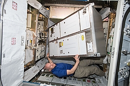 Alexander Gerst installiert Rack in Standardgröße
(Bild: ESA/NASA)
