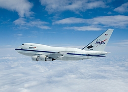 Die fliegende Sternwarte SOFIA ist eine umgebaute Boeing 747 SP.
(Bild: NASA / DLR)