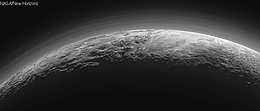 Hochauflösendes Bild der Nebelschichten in der Plutoatmosphäre, aufgenommen von der Raumsonde New Horizons am 14. Juli 2015.
(Bild: NASA/JHUAPL/Schweiz)