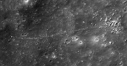 Beispiel eines etwa 13 Meter breiten lunaren Felssturzes in Nicholson Krater, der sich von einem Felsvorsprung (rechts) gelöst hat, und fast einen Kilometer den Hang hinuntergerollt ist (links). Bei näherem Hinsehen lassen sich in der direkten Umgebung noch zahlreiche weitere, kleinere Felsstürze erkennen.
(Bild: NASA/GSFC/ASU)