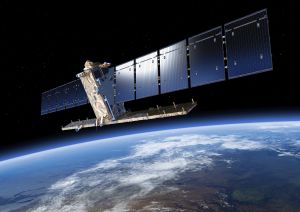 So soll es mal aussehen - Sentinel 1A bei der Arbeit. Der dreiachsstabilisierte Satellit hat eine Bauhöhe von 4,4 Metern. Seine Solarzellen liefern 6,1 Kilowatt Leistung.
(Bild: ESA/ATG medialab)