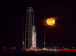 Mond über Antares und Schwan
(Bild: NASA / Bill Ingalls)