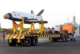 RLV-TD beim Transport zur Startrampe
(Bilder: ISRO)