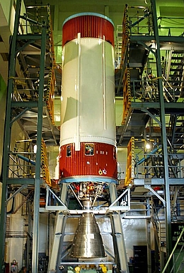 Vikas-Motor am Heck der 2. Stufe für eine PSLV-Rakete
(Bild: ISRO)