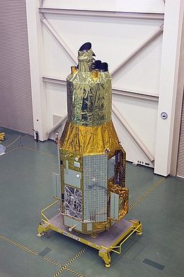 Das fertige Teleskop Astro-H vor dem Start. (Bild: JAXA)