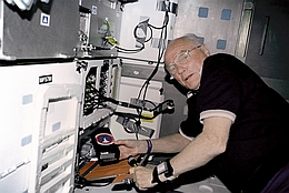 Glenns Rückkehr ins All - Im Mitteldeck während der Mission STS-95
(Bild: NASA)