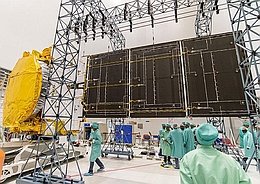 GSAT 18 beim Entfaltungstest eines Solarzellenauslegers in Kourou
(Bild: ESA / CNES / Arianespace / CSG