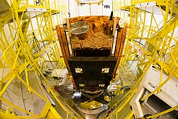 Sentinel 1B wird in Kourou auf die Raketenoberstufe gesetzt
(Bild: ESA / Manuel Pedoussaut)