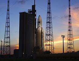 „Ariane 5“ mit „MSG-1“ und „Atlantic Bird 1“ im Abendlicht. (Bild: ESA/S. Corvaja)