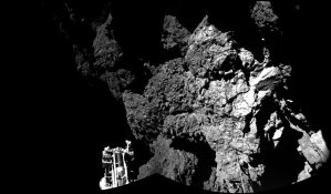Diese Aufnahme fertigte die an Bord des Kometenlanders befindliche CIVA-Kamera am 12. November 2014 an. Im Bildvordergrund ist einer der drei Landefüße des Landers erkennbar.
(Bild: ESA, Rosetta, Philae, CIVA)