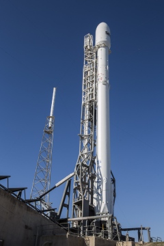 Falcon 9 mit SES-9 vor dem Start
(Bild: SpaceX)