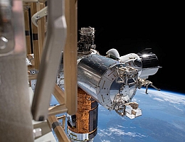 Die Forschungsplattform Bartolomeo bietet die Möglichkeit, externe Nutzlasten an der Außenseite der ISS unterzubringen. (Bild: NASA)