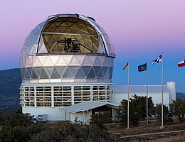 Kuppel des 10-Meter Hobby-Eberly-Teleskops am McDonald-Observatoriums in Texas. (Bild: Ethan Tweedie Photography)