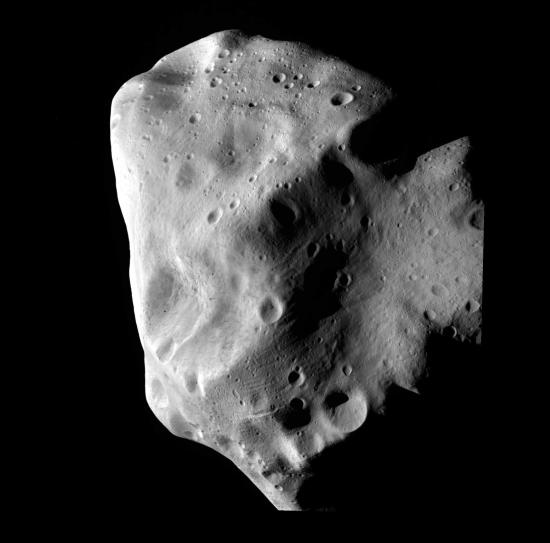 Eine Totale von Lutetia aus 3.162 km Entfernung! Die größte Ausdehnung dieses Asteroiden liegt bei ca. 130 km. (Bild: ESA)