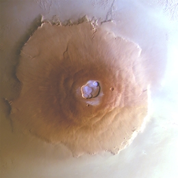 Das Bild zeigt den Olympus Mons, den höchsten Vulkan auf dem Mars. (Bild: ESA DLR FUBerlin)