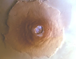 Das Bild zeigt den Olympus Mons, den höchsten Vulkan auf dem Mars. (Bild: ESA DLR FUBerlin)