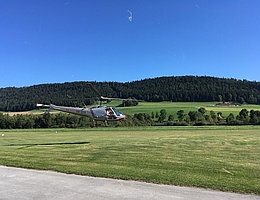 Der Helikopter mit FlyPol an Bord startet vom Flugplatz in Môtiers. (Bild: zvg Lucas Patty)