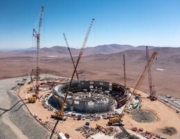 Der Bau des weltgrössten Teleskops, des Extremely Large Telescope (ELT) der ESO auf dem Gipfel des Cerro Armazones in der chilenischen Atacama-Wüste macht Fortschritte. (Bild: G. Hüdepohl (atacamaphoto.com)/ESO)