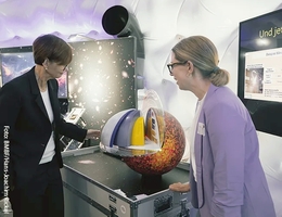 Die Bundesforschungsministerin Bettina Stark-Watzinger (l.) besuchte in Hofheim das Neutronensternmodell, das dort von Phyllis Mania begleitet wurde. (Foto: BMBF / Hans-Joachim Rickel)