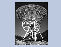 Das Bild zeigt das 100-m-Radioteleskop Effelsberg etwas vor der Eröffnung im Mai 1971. Die erste wissenschaftliche Beobachtung („First Light“) fand bereits am 23. April 1971 statt. (Bild: Max-Planck-Institut für Radioastronomie (MPIfR))