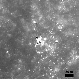 Weiße Felsen mit einzigartigen schwarzen Flecken, auf denen der Staub potenzielle magnetische Anomalien aufweist. (Bild: NASA LRO/NAC)