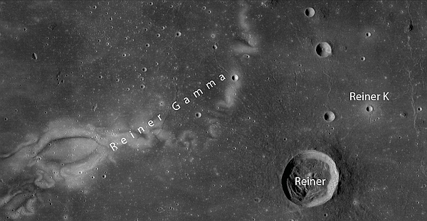 Die in der Arbeit entdeckten meterhohen Felsen befinden sich in der Nähe des Kraters Reiner K in der Region „Reiner Gamma“, die eine magnetische Anomalie aufweist. (Bild: NASA LRO/NAC)