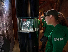 NASA-Astronautin Jessica Wittner mit dem Mondgestein im RieKraterMuseum Nördlingen. (Bild: ESA)