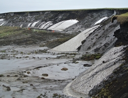 Eroding cliffs at Herschel Island. (Foto: Boris Radosavljevic)