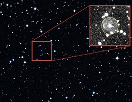 Bild aus einer Himmelsdurchmusterung, zentriert auf den neu entdeckten Stern SALT J203959.5-034117. Seine blaue Farbe rührt von seiner Oberflächentemperatur von mehr als 100.000 Grad her. Die herausvergrößerte Region zeigt den planetarischen Nebel (PN G0425-25.8 = JeWeKi 1), dargestellt in einer sehr lang belichteten Aufnahme im grünen Licht. Der Nebel, bestehend aus leuchtendem Gas, hat eine Ausdehnung von einem Lichtjahr und wurde vor einigen Tausend Jahren vom Stern ausgestoßen. (Bild: Tom Watts (AOP), STScI/NASA, The Dark Energy Survey)