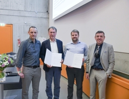 Preisträger Aaron Bryant (2. von rechts) vom DSI mit dem Prodekan Prof. Nico Sneeuw, Prof. Alfred Krabbe, Co-Autor und Leiter des DSI und dem Prorektor Prof. Manfred Bischoff (v.l.n.r.) (Foto: Universität Stuttgart)