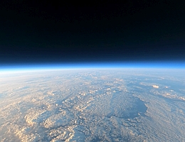 Die Erdatmosphäre über Timmins in Kanada im August 2022, fotografiert durch das wissenschaftliche Instrument GLORIA von einem Ballon. (Foto: KIT)