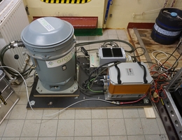 Die Spezialinstrumente zur Schwerebestimmung im Laborraum der WEGA: Links Federgravimeter und rechts Strap-Down-System, beide betrieben durch das GeoForschungsZentrum (GFZ). (Bild: BKG)