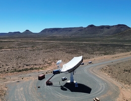 Position der ersten MeerKAT+-Antenne am SKA-Standort in der Karoo-Region in Südafrika. Die Antenne ist im gleichen Design wie die SKA-MID-Antennen aufgebaut. (Bild: MPIfR / Gundolf Wieching)