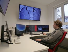 Julius Dill, Student der Luft- und Raumfahrtinformatik in Würzburg, arbeitet an der Fernsteuerung des neuen Teleskops im Missionskontrollzentrum am Hubland-Campus. (Bild: Robert Emmerich, Universität Würzburg)