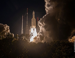 Ariane 5 mit Flugnummer VA261 kurz nach dem Abheben. (Bild: ESA-CNES-Arianespace/Optique video du CSG/P. Piron)