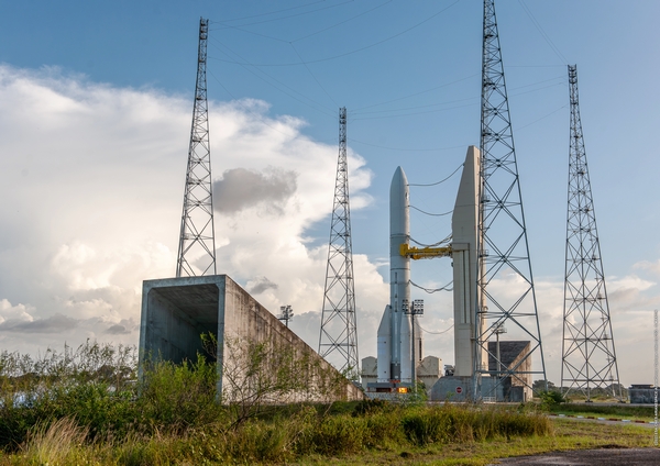 Auf dem europäischen Weltraumbahnhof in Französisch-Guayana laufen die Arbeiten zur Validierung der Leistung der Ariane 6-Trägerrakete und ihrer Bodeninfrastruktur als integriertes System. Hier das Testmodell von Ariane 6 auf der Startrampe während der Tests. (Bild: ESA/CNES/Arianespace/Optique video du CSG/S Martin)